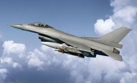 f16 le maroc  va avoir 24 comme ca en plus sofisstiqé mais ca va leur servir a qoi ? vaut mieu aidé ac cette argent le peuple qui on a besoin ..........